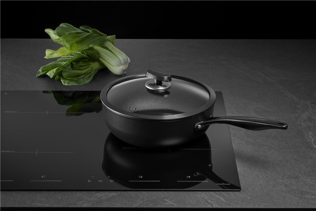 Pro SB+ sauteuse 26 cm – i mørkt køkkenmiljø