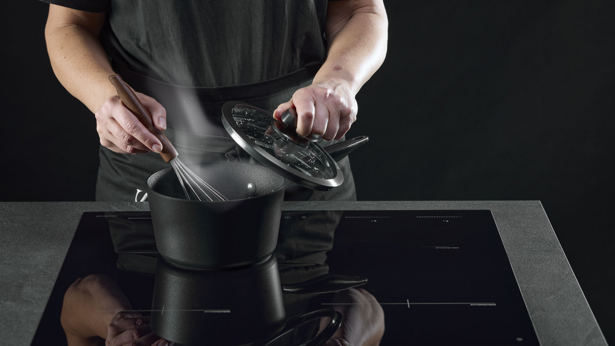 SCANPAN Pro SB+-kasserolle med mat under tilberedning