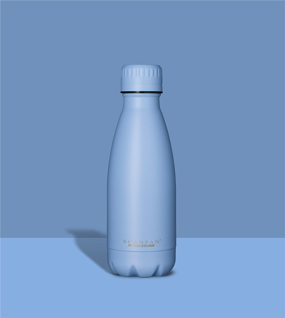 TO GO termoflaske 350 ml i farven Airy blue på matchende farvebaggrund