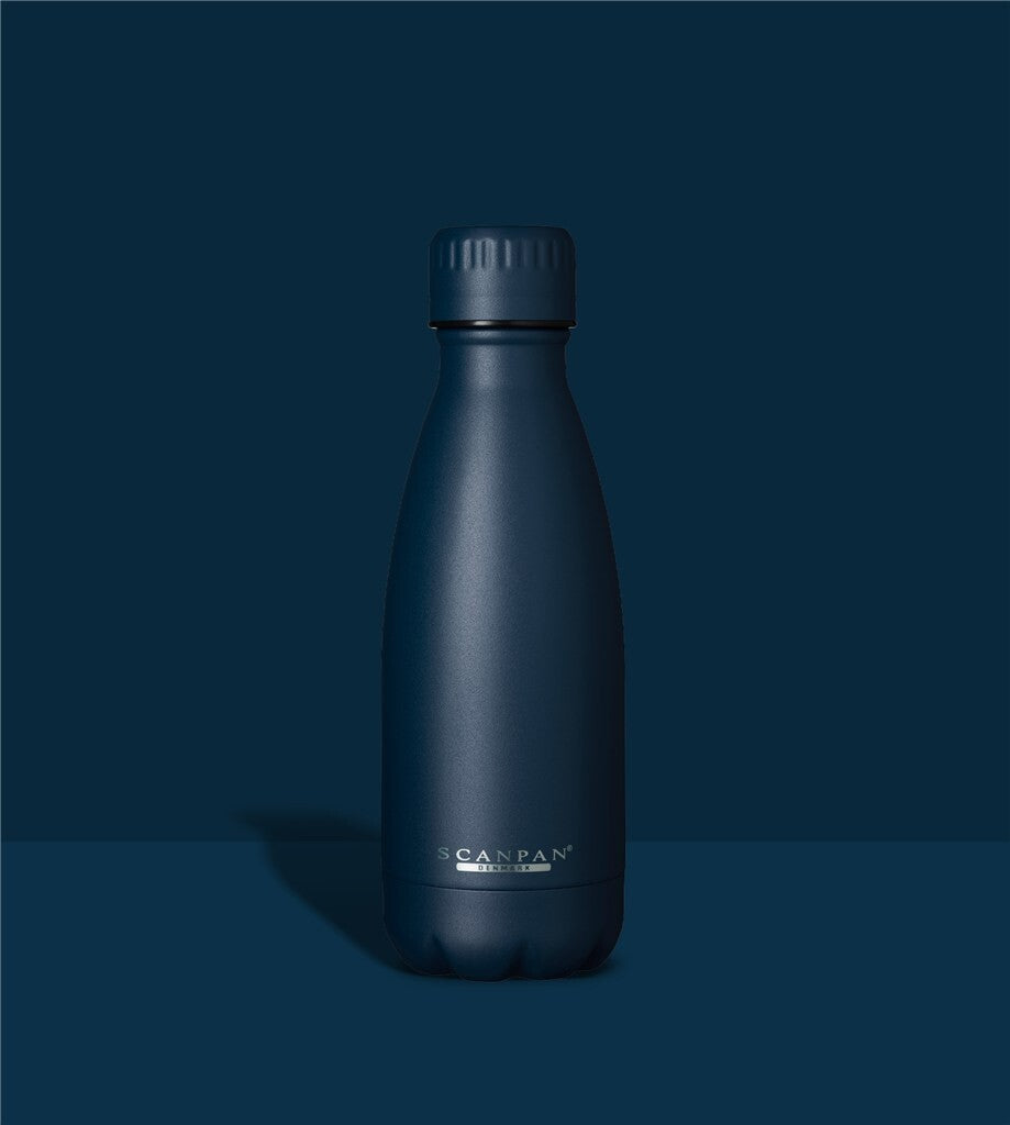 TO GO termoflaske 350 ml i farven Oxford blue på matchende farvebaggrund