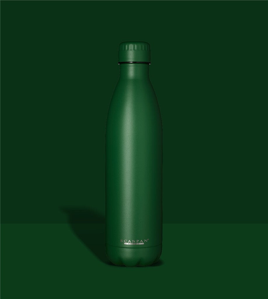 TO GO Thermoflasche 750 ml in der Farbe Forest green auf farblich passendem Hintergrund
