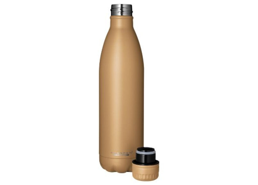 TO GO Thermoflasche 750 ml in der Farbe Tannin im Gebrauch