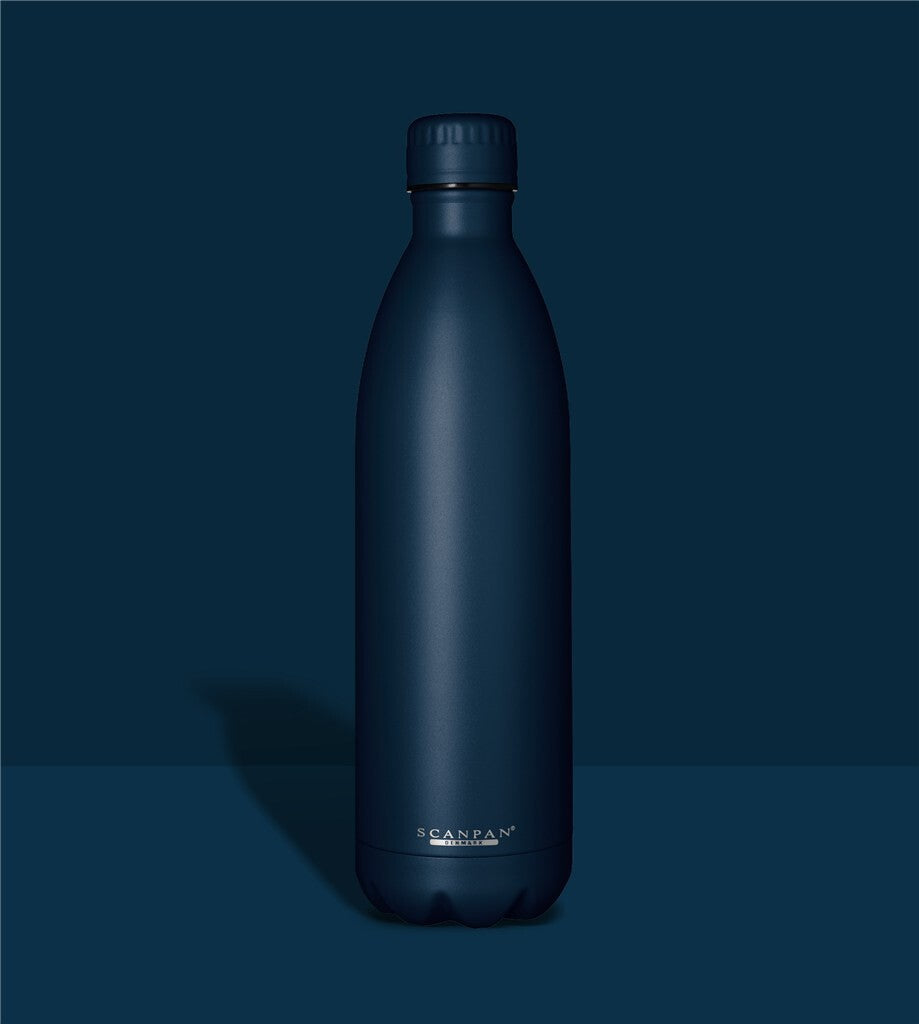 TO GO termoflaske 1000 ml i farven Oxford blue på matchende farvebaggrund