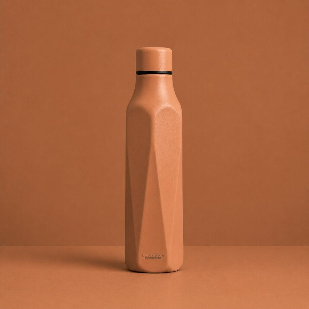 TO GO Explore termoflaske 500 ml i farven Coral på matchende farvebaggrund