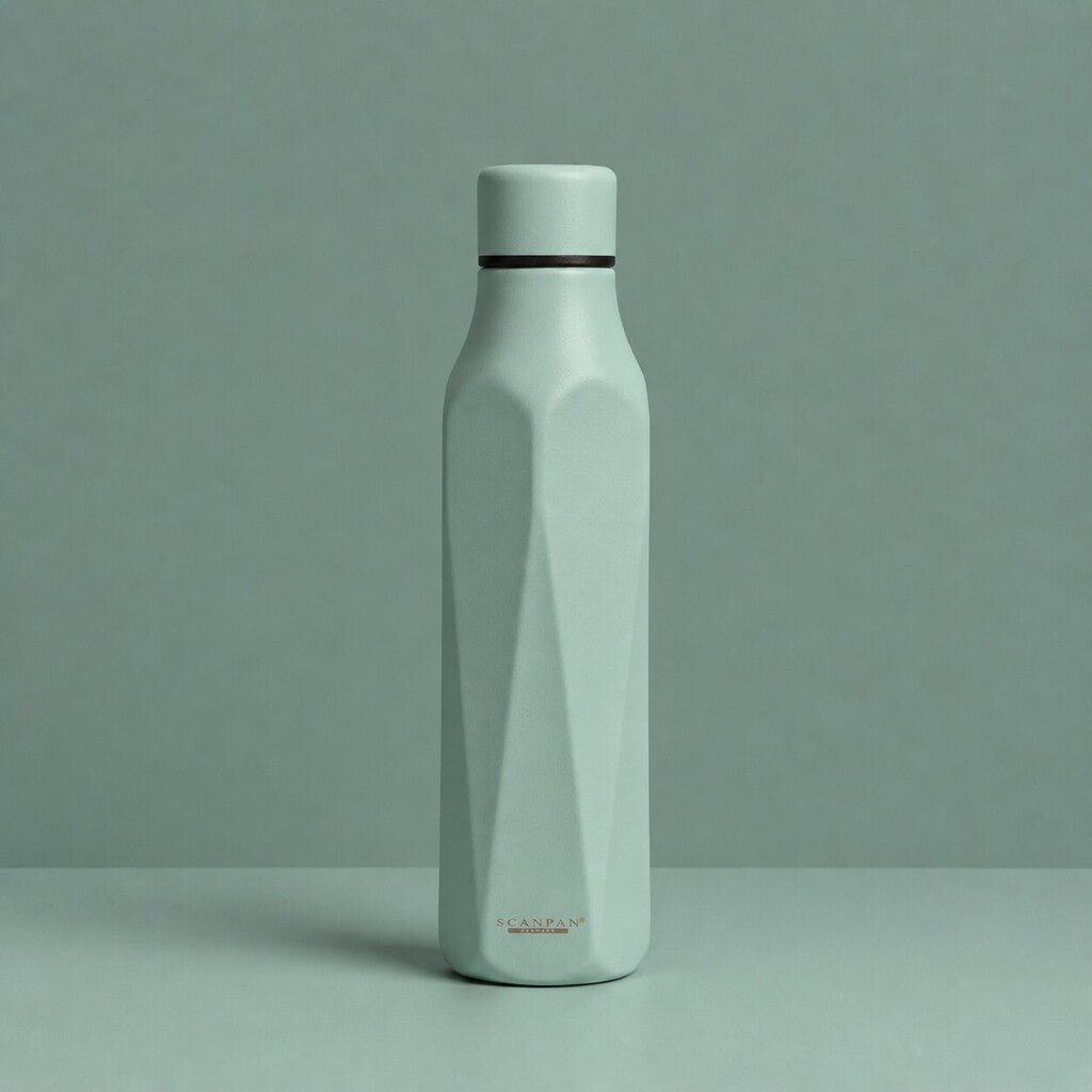 TO GO Explore termoflaske 500 ml i farven Eucalyptus på matchende farvebaggrund