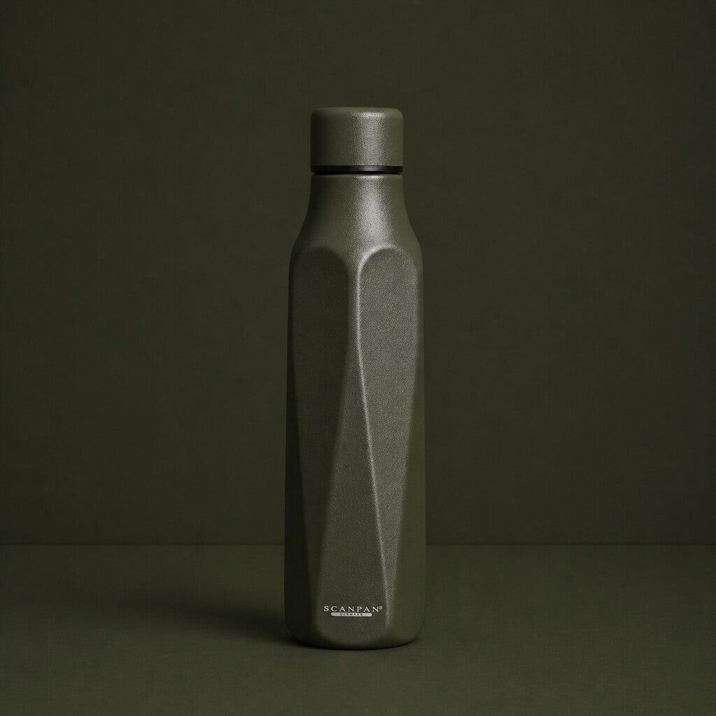 TO GO Explore termoflaske 500 ml i farven Pine på matchende farvebaggrund