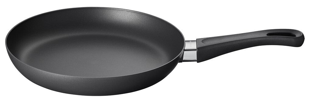 SCANPAN Classic Induction stekepanne 24 cm sett fra siden