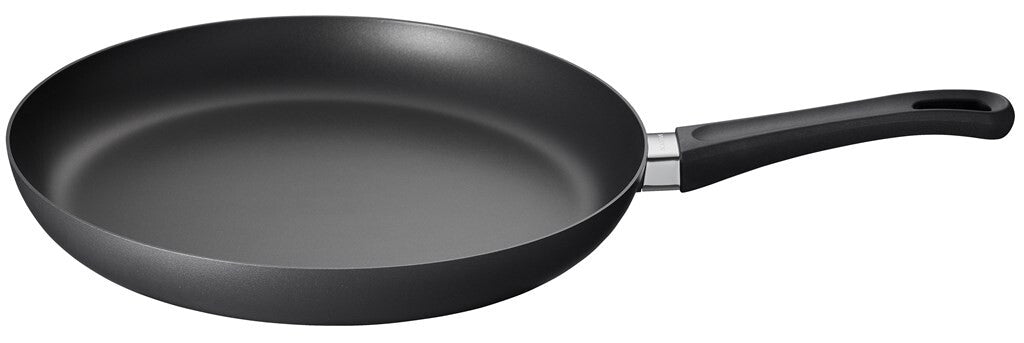 SCANPAN Classic Induction stekepanne 32 cm sett fra siden