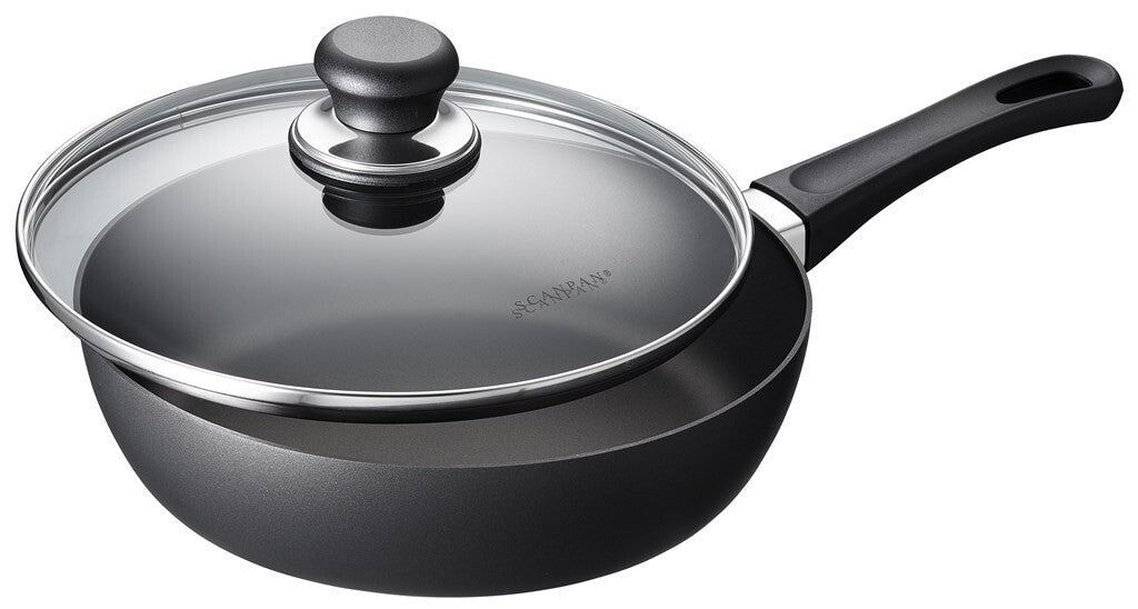 SCANPAN Classic Induction sautépanne 24 cm med glasslokk vist i produktfoto