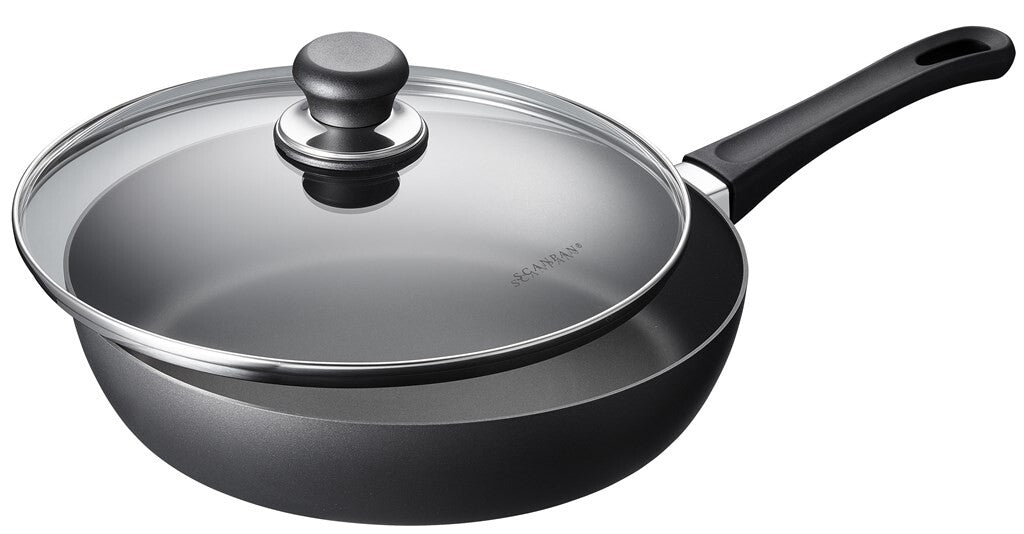 SCANPAN Classic Induction sautépanne 28 cm med glasslokk vist i produktfoto