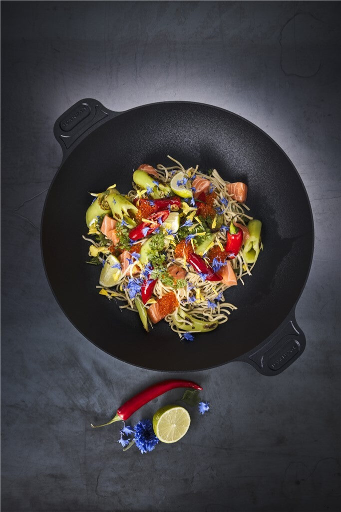 SCANPAN Classic Induction Paellapfanne mit Paella vor dunklem Hintergrund