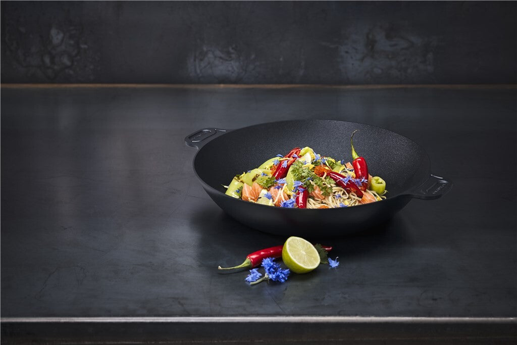 SCANPAN Classic Induction Paellapfanne 36 cm auf einem Tisch