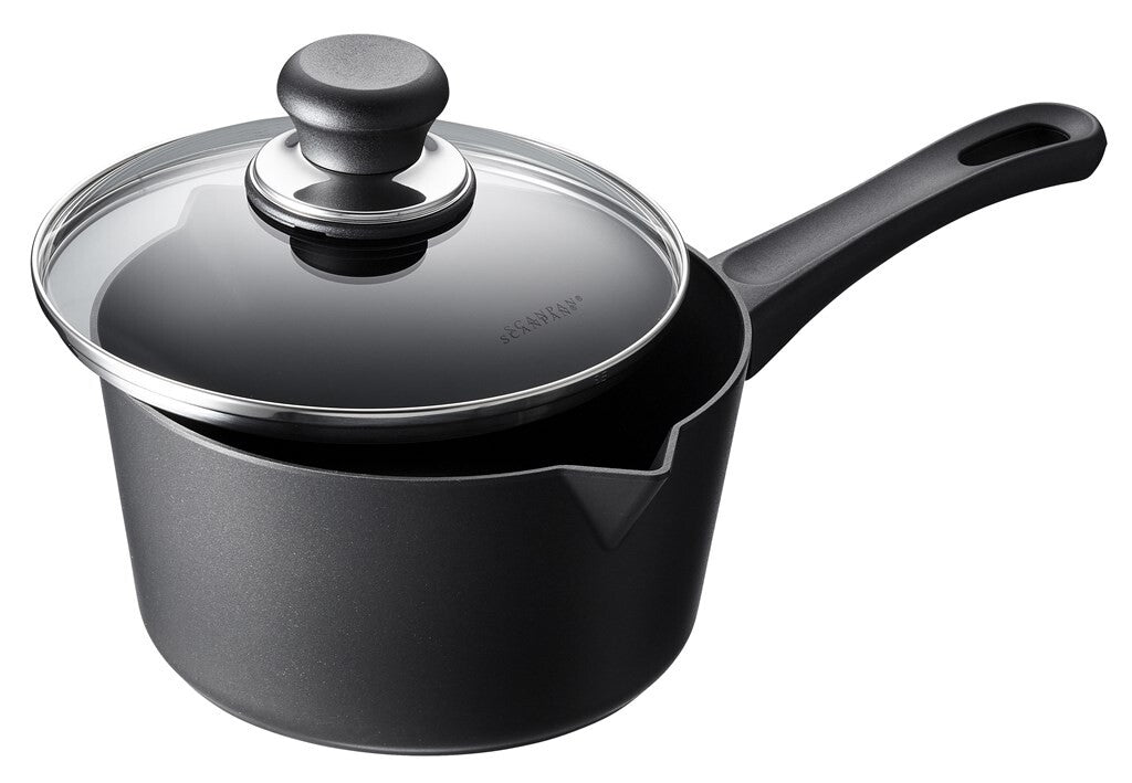SCANPAN Classic Induction Stielkasserolle 18 cm mit Glasdeckel in einer Produktaufnahme