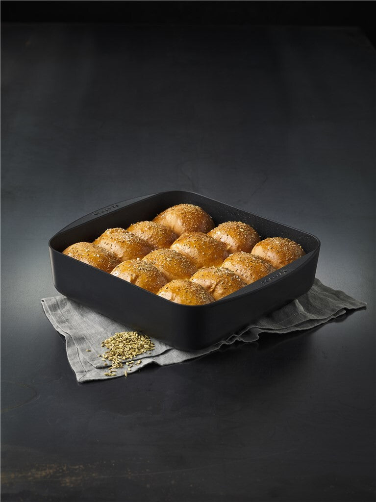 Gerecht wordt bereid in de TechnIQ Square braadslede 28 × 28 cm