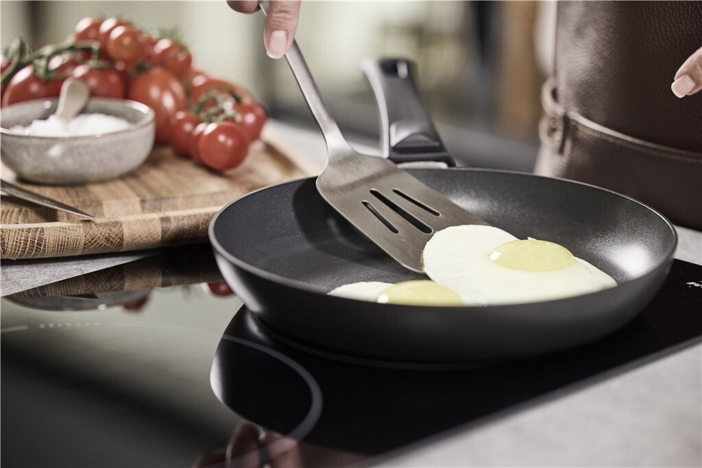 Urban koekenpan 24 cm – met spiegelei tijdens de bereiding