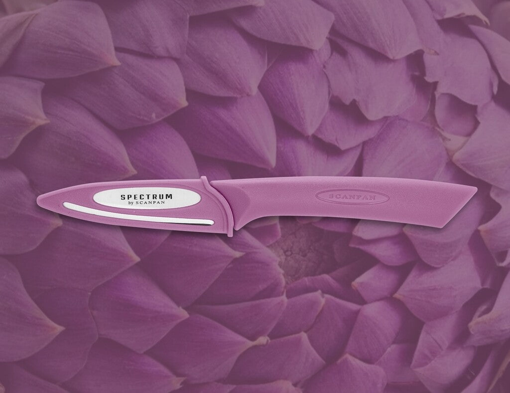 Spectrum urtekniv 8 cm i farven Dusty Lavender vist i brug