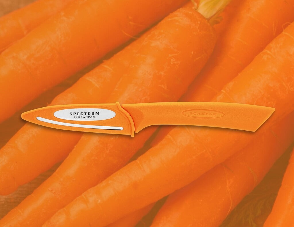 Spectrum urtekniv 8 cm i farven Carrot Curl vist i brug