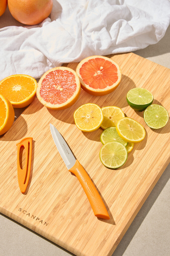 Spectrum urtekniv 8 cm i farven Carrot Curl vist på hvid baggrund