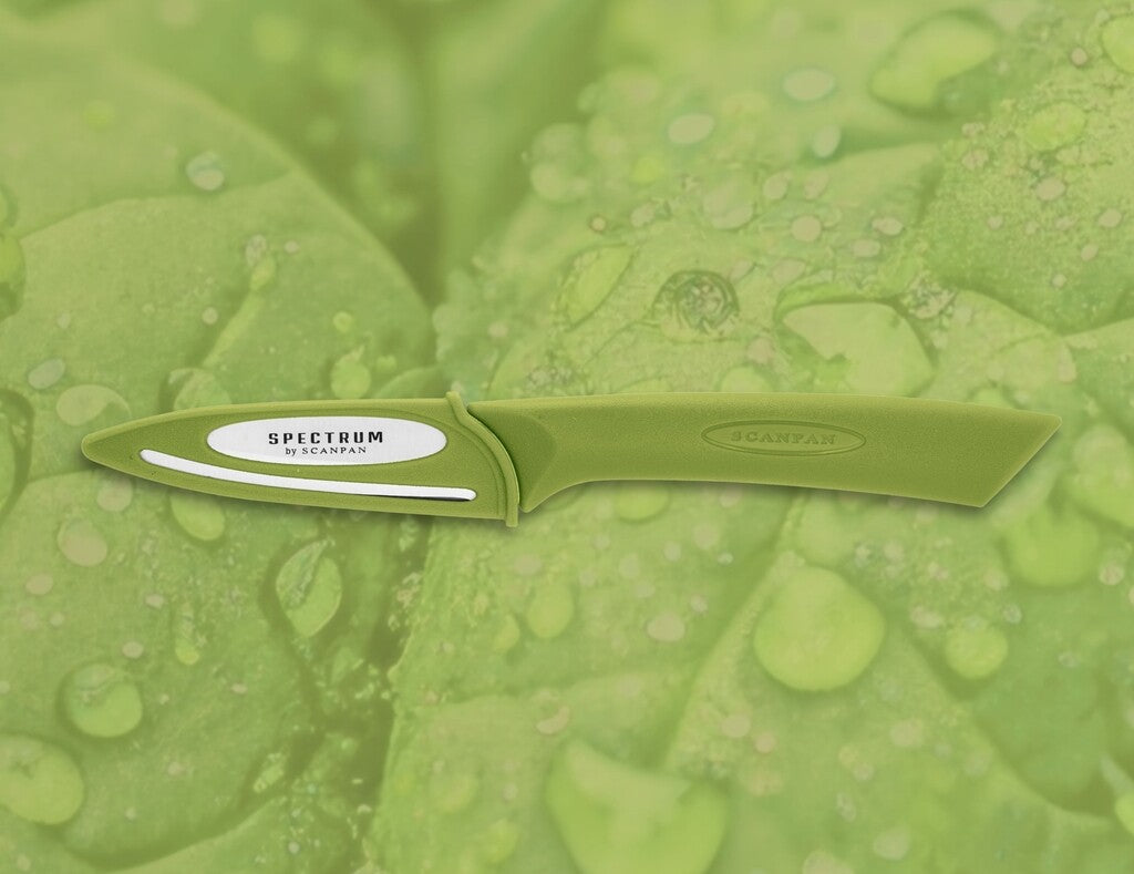 Spectrum urtekniv 8 cm i farven Spinach Green vist i brug