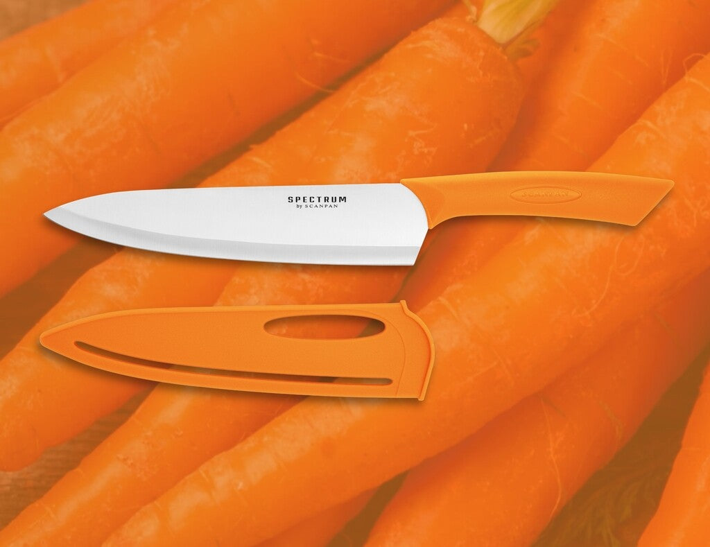 Spectrum kokkekniv i farven Carrot Curl vist på hvid baggrund