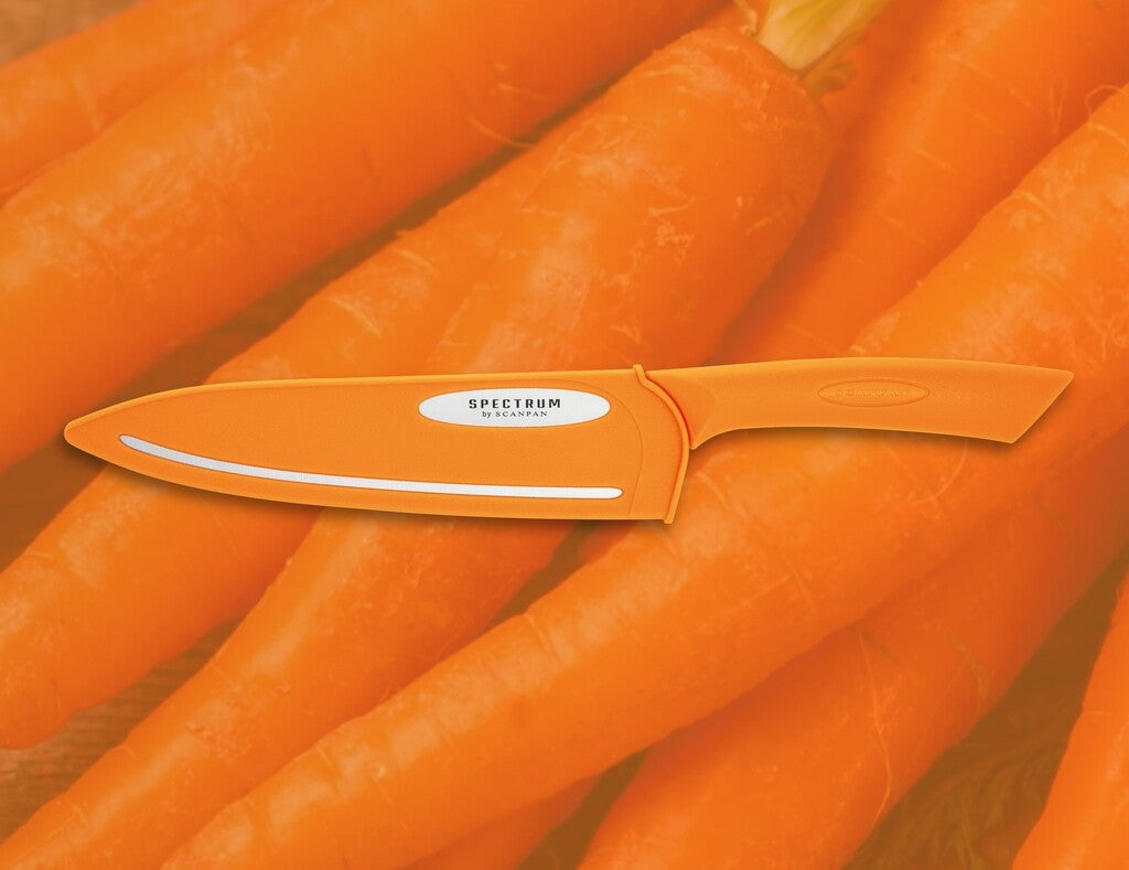 Spectrum kokkekniv i farven Carrot Curl vist i brug