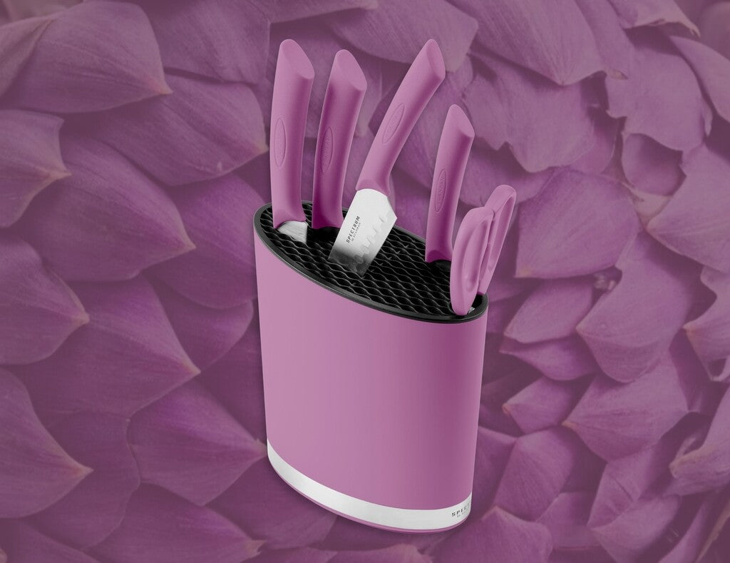 Spectrum Messerblock in der Farbe Dusty Lavender im Gebrauch