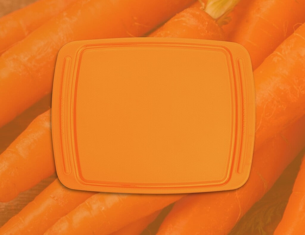 Spectrum Schneidebrett 26 × 20 cm in der Farbe Carrot Curl auf weißem Hintergrund