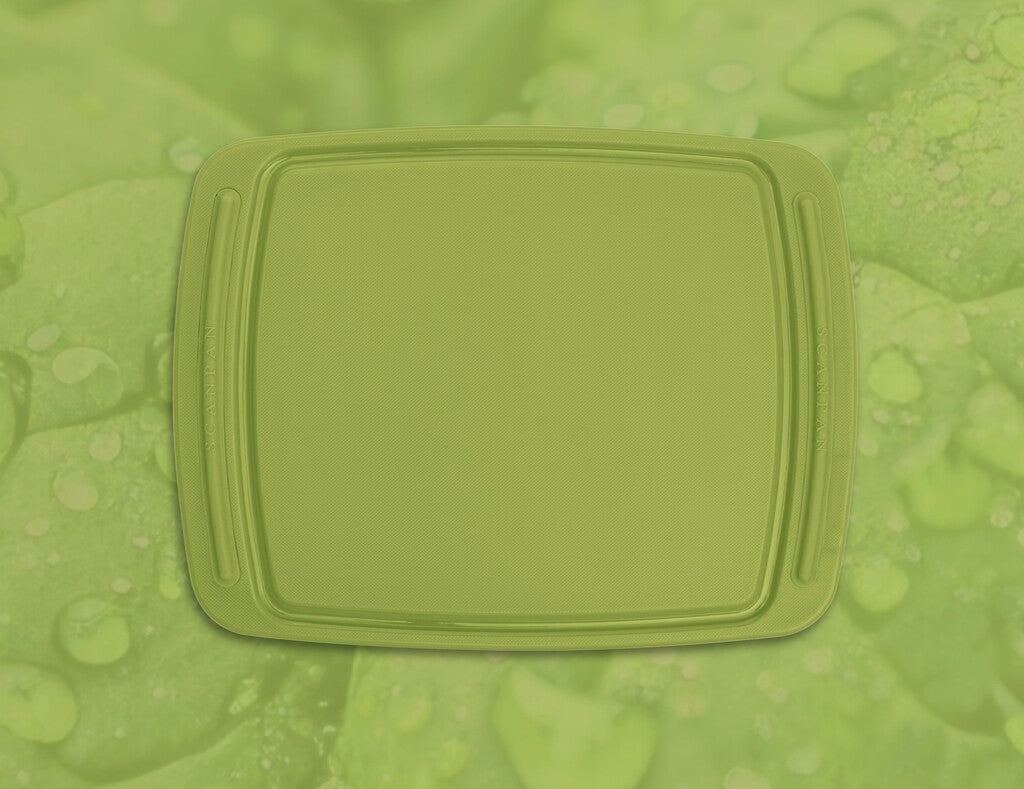 Spectrum Schneidebrett 26 × 20 cm in der Farbe Spinach Green auf weißem Hintergrund