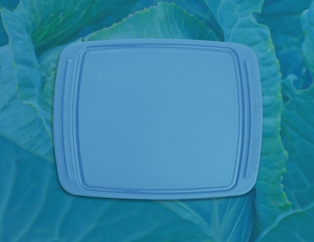 Spectrum Schneidebrett 26 × 20 cm in der Farbe Silver Lake Blue auf weißem Hintergrund