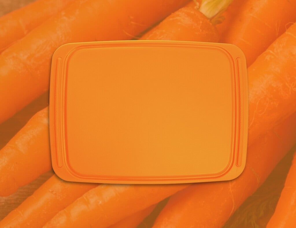 Spectrum skærebræt 36 × 26 cm i farven Carrot Curl vist på hvid baggrund