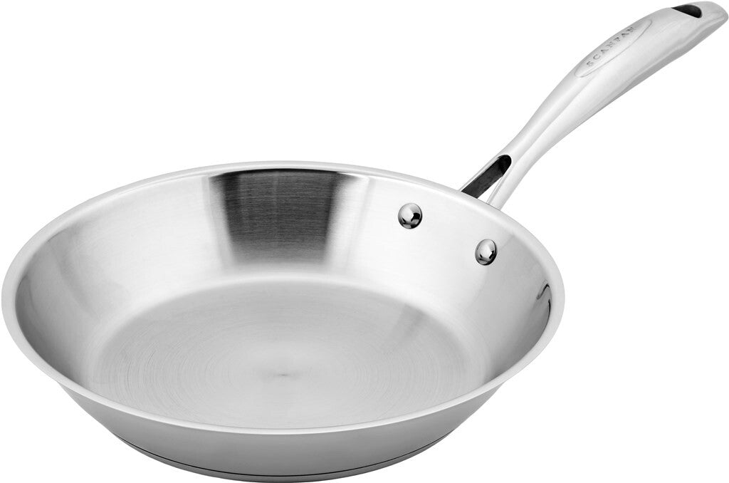 STS stegepande 24 cm i rustfrit stål set skråt forfra på hvid baggrund