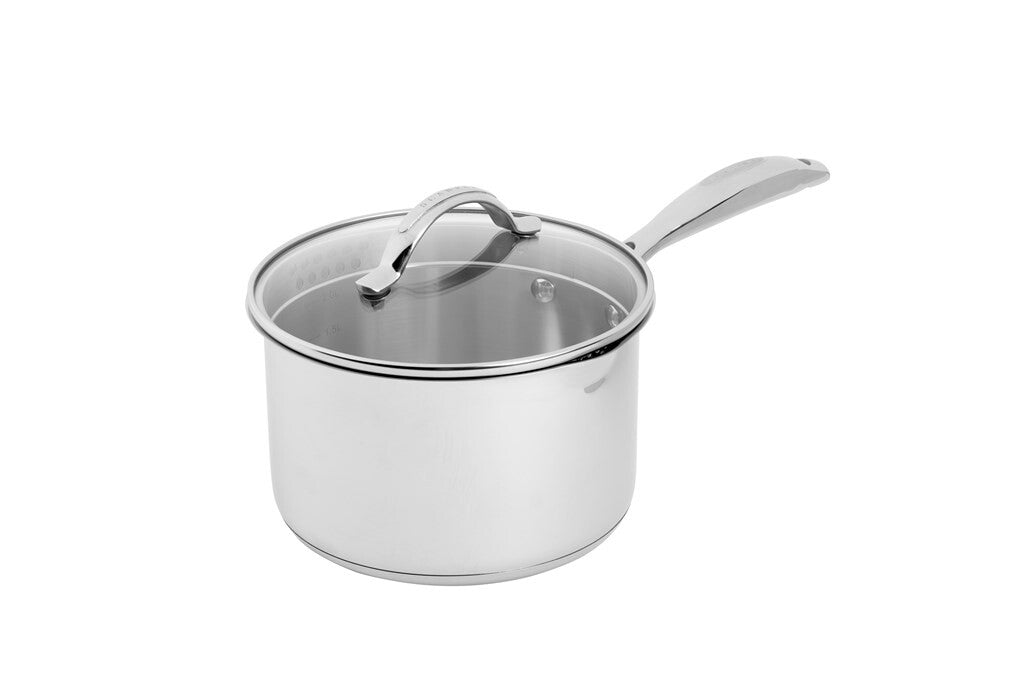 STS steelpan 18 cm van roestvrij staal, schuin van voren op een witte achtergrond