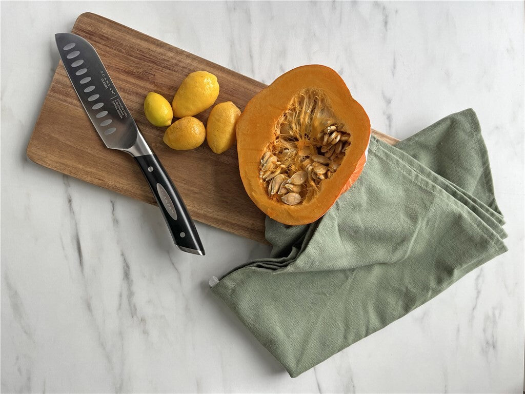 SCANPAN Classic Santokumesser 12,5 cm bei der Zubereitung von Gemüse