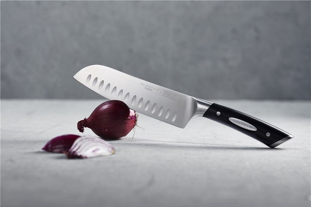 SCANPAN Classic Santokumesser 18 cm bei der Zubereitung von Gemüse
