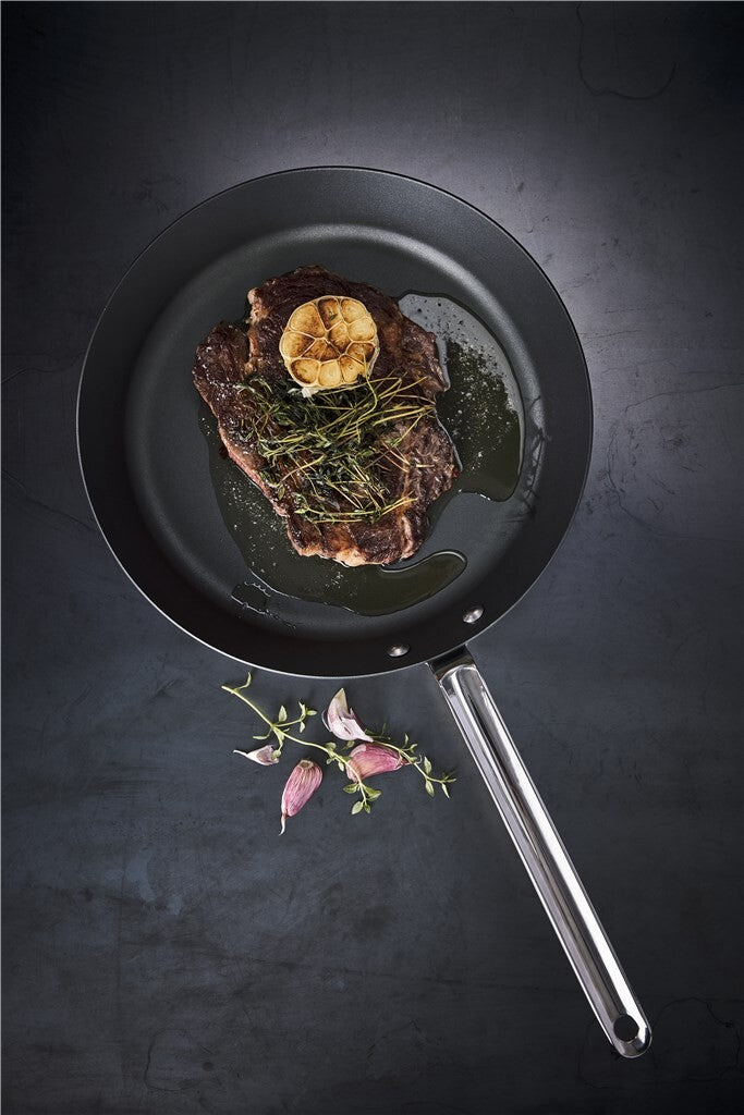 Black Iron stegepande 30 cm – med tilberedt ret set ovenfra