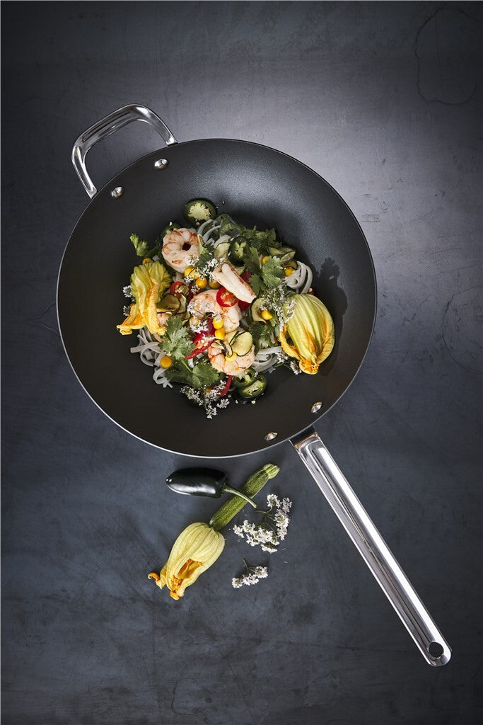 Black Iron wok 30 cm – med tilberedt ret set ovenfra
