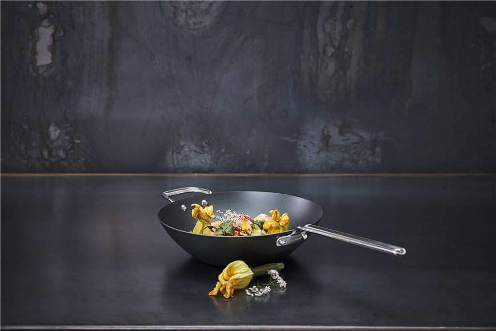 Black Iron wok 30 cm – med tilberedt ret i mørkt køkkenmiljø