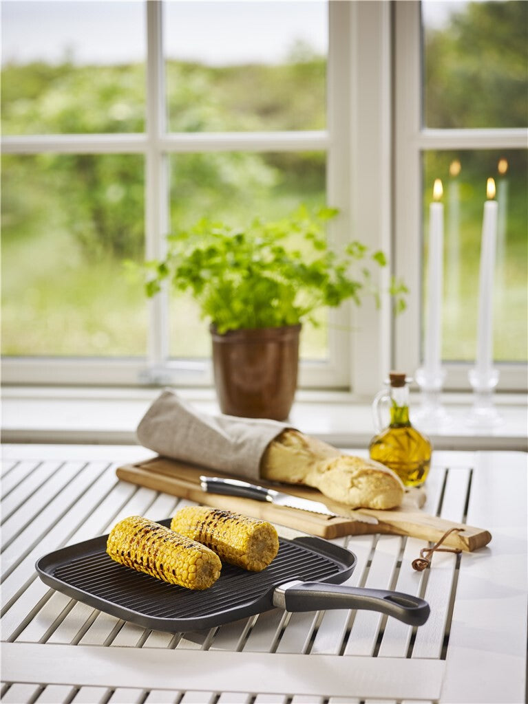 SCANPAN Classic helsepande med grillede majskolber i lyst køkken