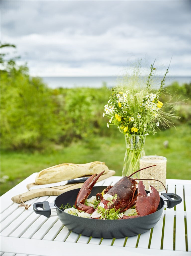 SCANPAN Classic Induction chefpanne med grillet kjøtt på et utendørsbord