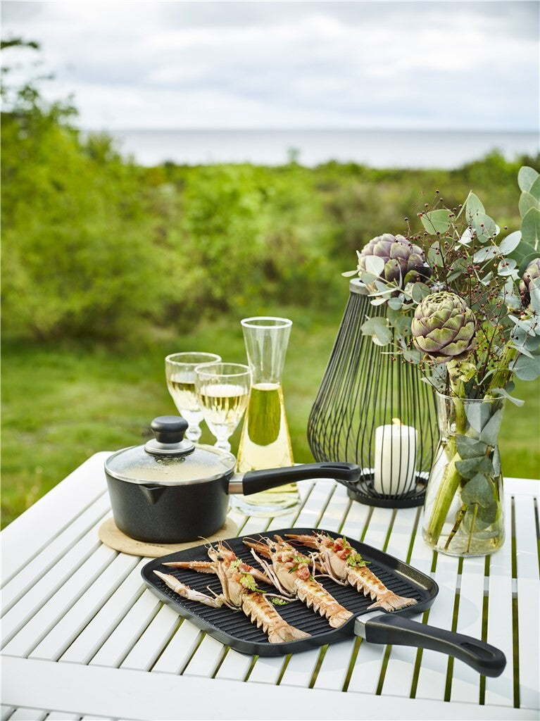 SCANPAN Classic helsepande med grillet kød på udendørs bord