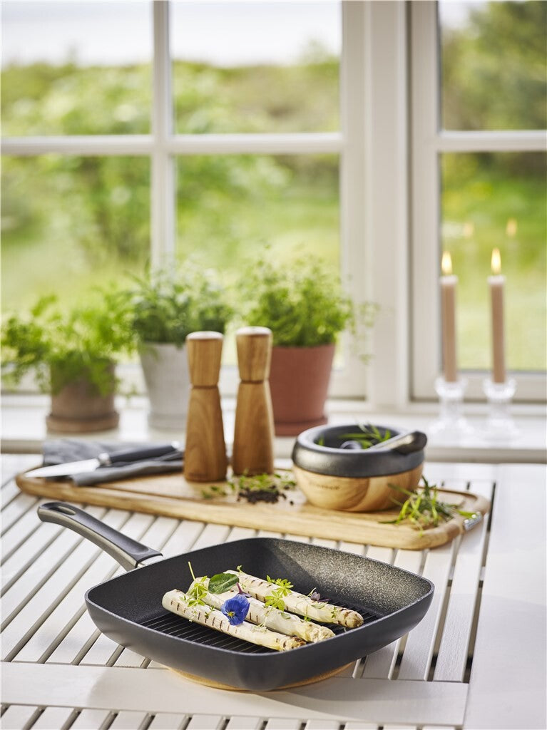Spargel wird in der Classic Induction Grillpfanne 27 × 27 cm in der Jubiläumsausgabe gegrillt