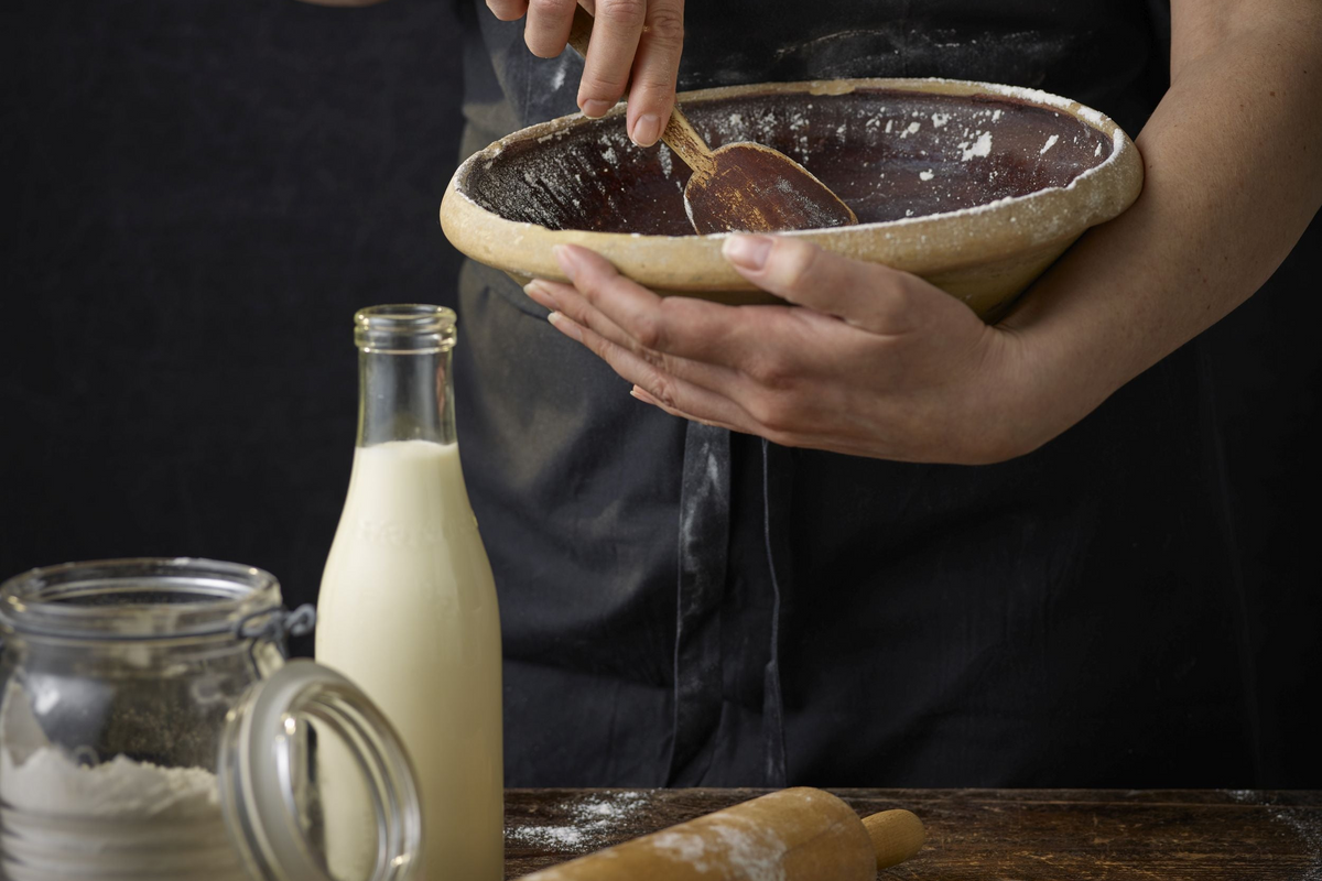 Ingredienser røres i en skål ved siden af SCANPAN Pro SB+-kogegrej