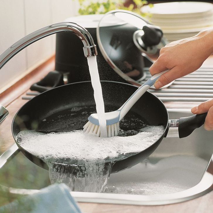 opvask af non-stick stegepande